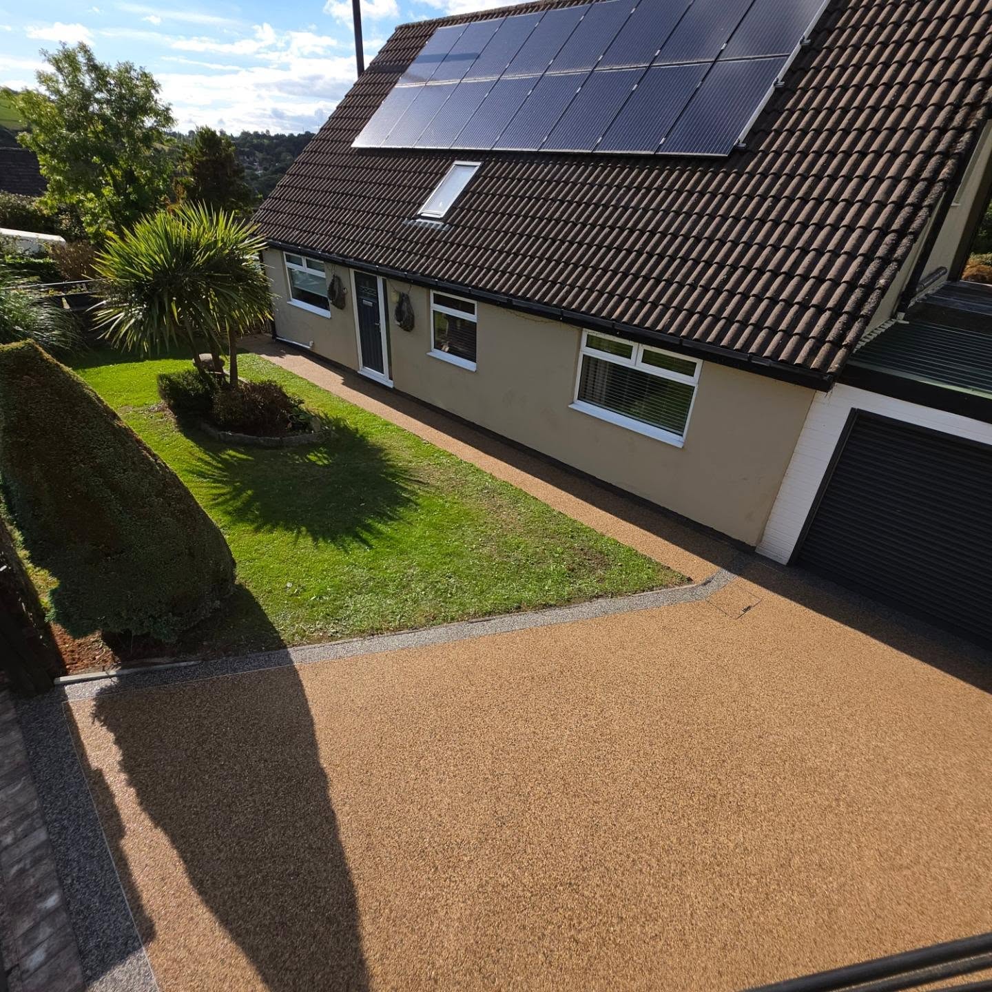 Bungalow frontage with the new Kilimanjaro resin driveway and pathway alongside the front lawn